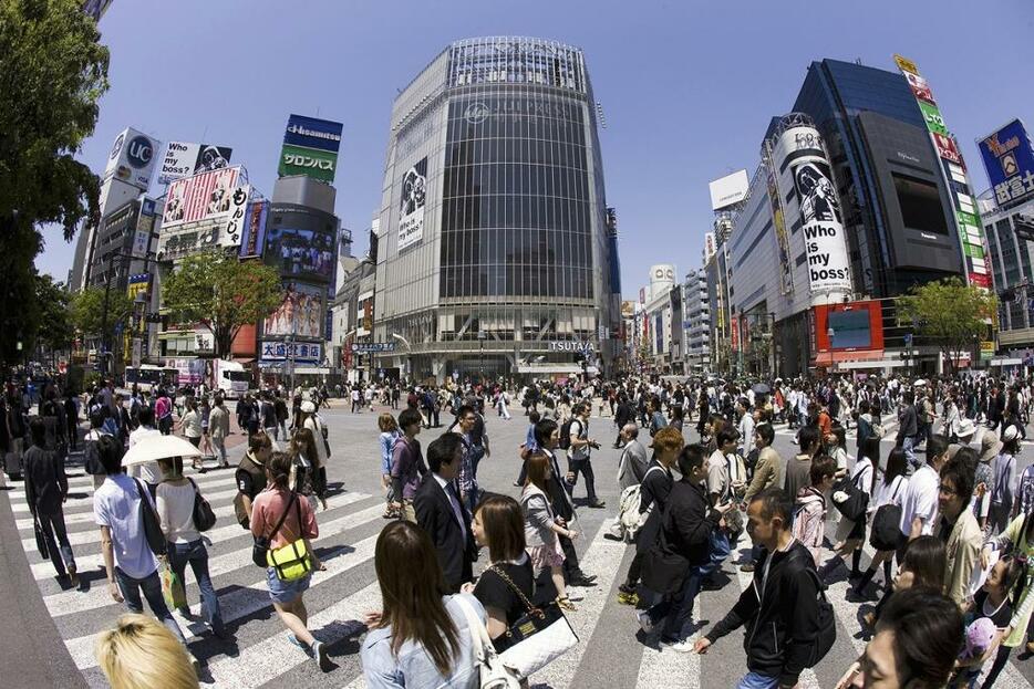 [写真]さまざまな文化が行き交う渋谷。3月末に「同性カップル証明書」条例が成立した（アフロ）