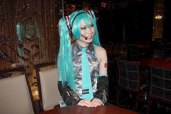 [写真]異色のニューハーフ歌手の麻倉ケイトさん。初音ミクスタイルでライブ活動、講演会などもこの衣装で