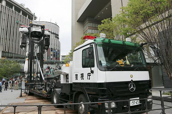 [写真]劇中でも使用されている実物大イングラムとレイバーキャリア。大阪でこれを見られるというのも珍しい。後方にヨドバシ梅田が見える＝11日午前11時10分ごろ、大阪市北区で