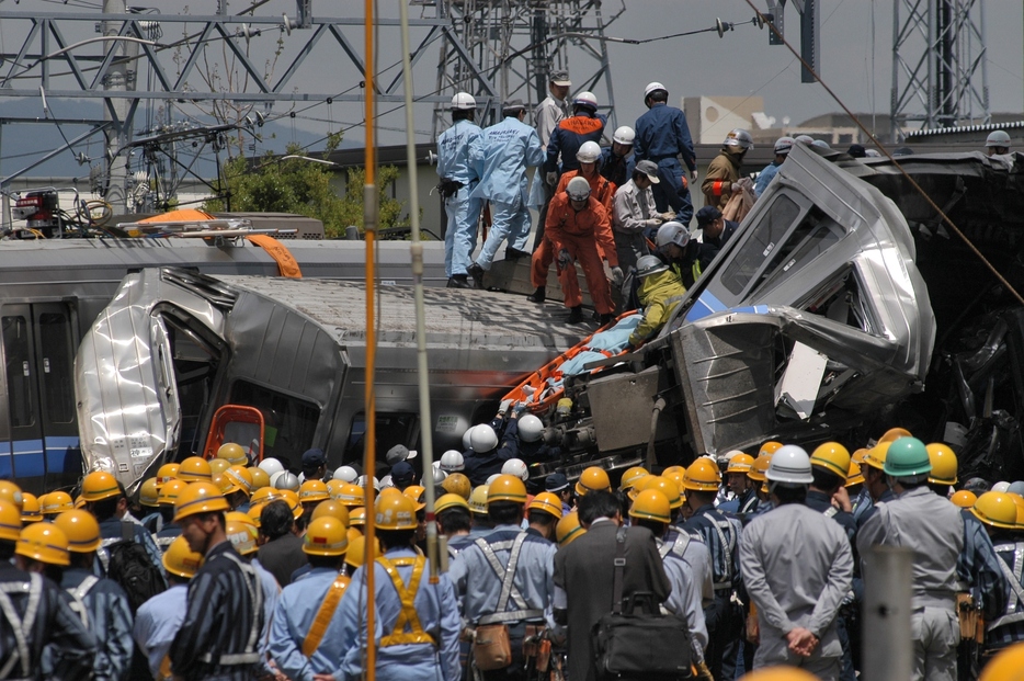 被害にあった乗客を探す救助隊＝2005年4月25日（写真：Duits.co/アフロ）