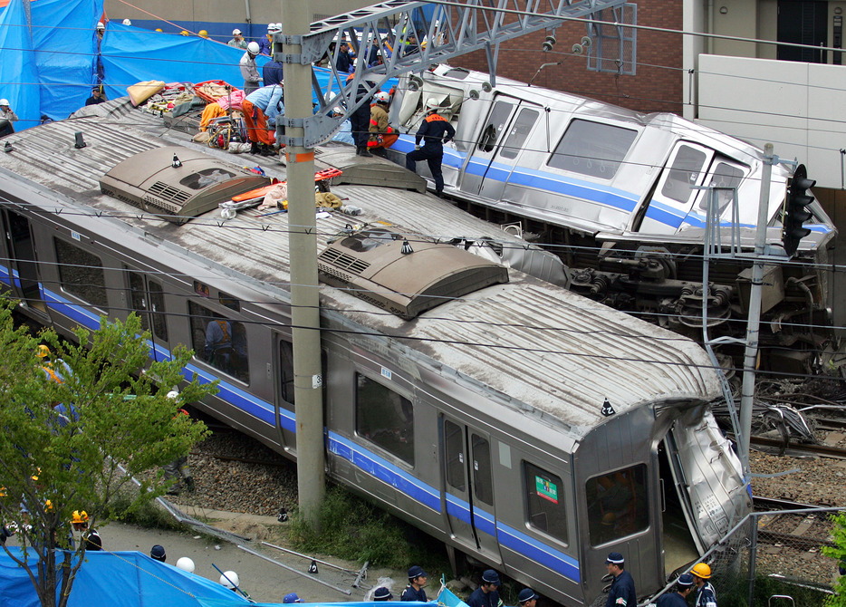 脱線して横転した車両＝2005年4月25日（写真：ロイター/アフロ）