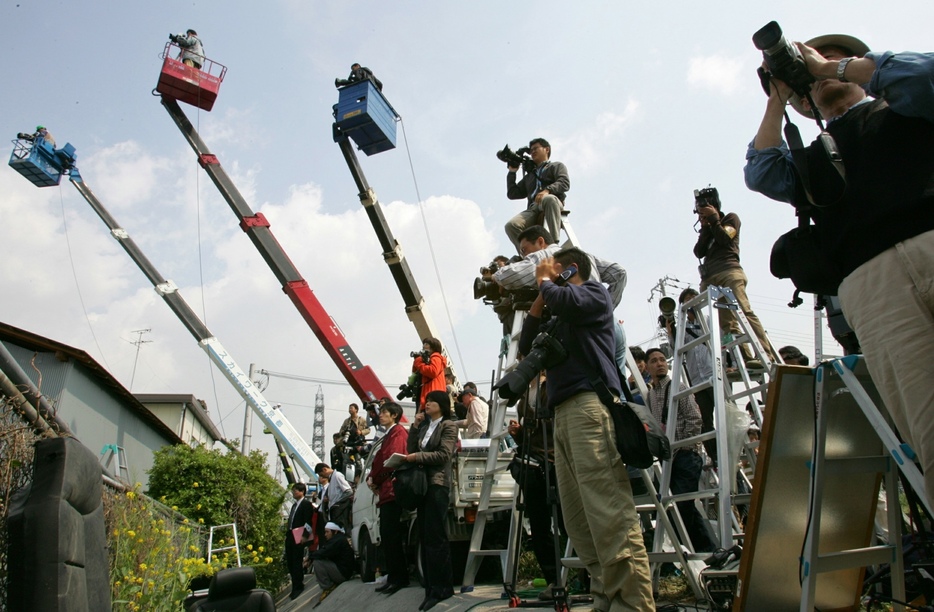 現場に詰めかけた報道陣＝2005年4月26日（写真：ロイター/アフロ）