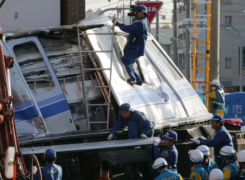 事故車両の現場検証＝2005年4月26日（写真：ロイター/アフロ）