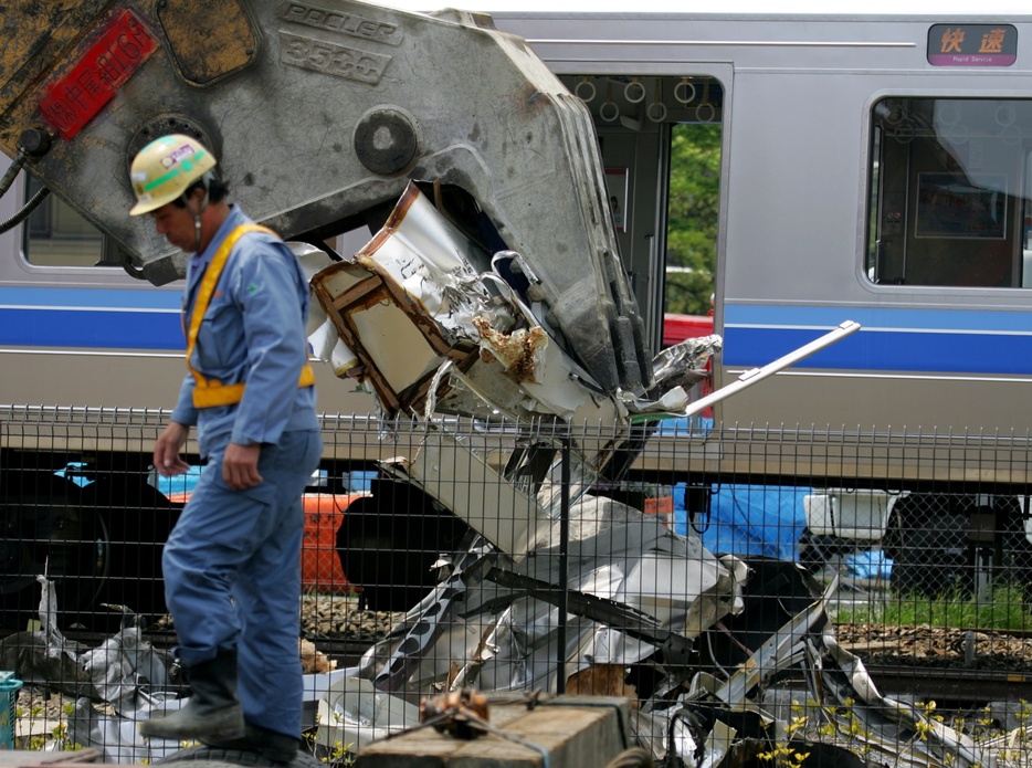 ビルに突っ込んだ車両を重機で撤去＝2005年4月26日（写真：ロイター/アフロ）