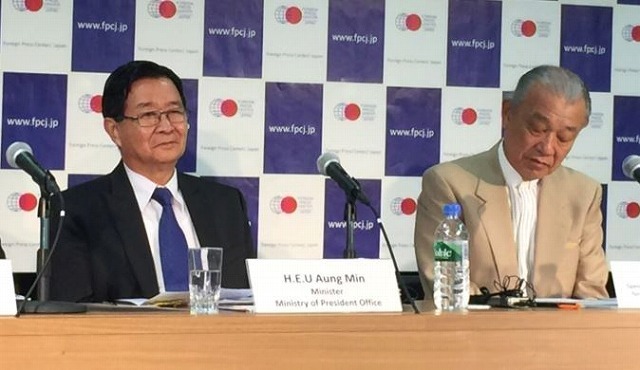 [写真]会見するミャンマーのアウン・ミン大統領府付大臣（左）とミャンマー国民和解担当日本政府代表の笹川陽平氏