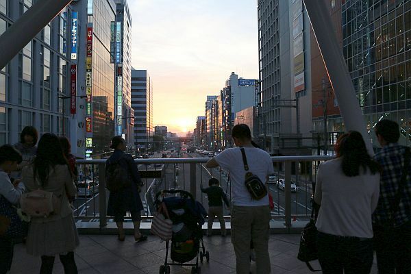 [写真]阿倍野歩道橋では多くの人が夕陽を撮る光景が見られる＝29日午後6時すぎ、大阪市阿倍野区で