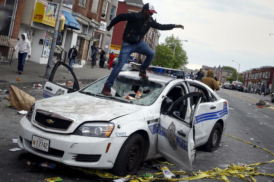 ボルティモアでは、警察に抗議する黒人住民らが暴徒化＝2015年4月27日（写真：ロイター/アフロ）