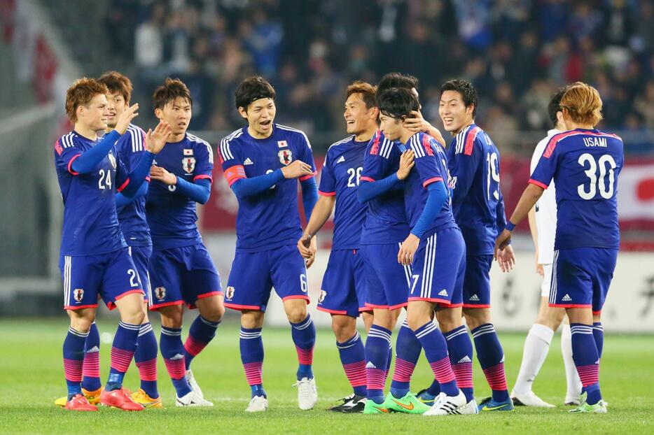 柴崎のゴールを喜ぶ日本代表＝2015年3月31日（長田洋平/アフロスポーツ）