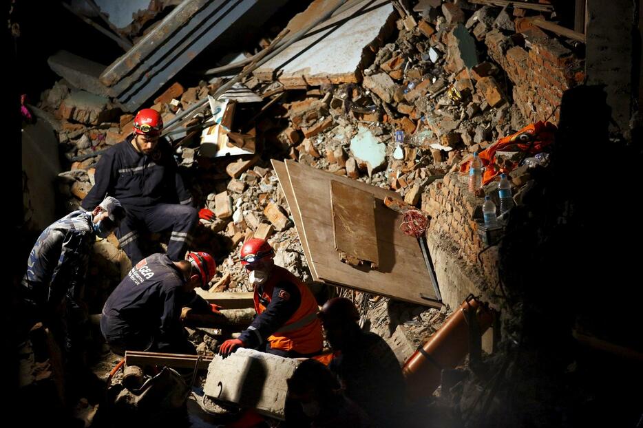 崩壊した建物内を捜索＝2015年4月27日（写真：ロイター/アフロ）