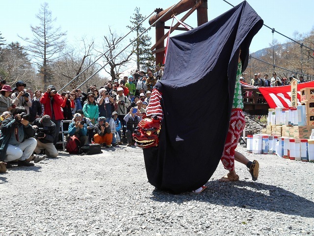 [写真]開山祭で観光客らを喜ばせた獅子舞