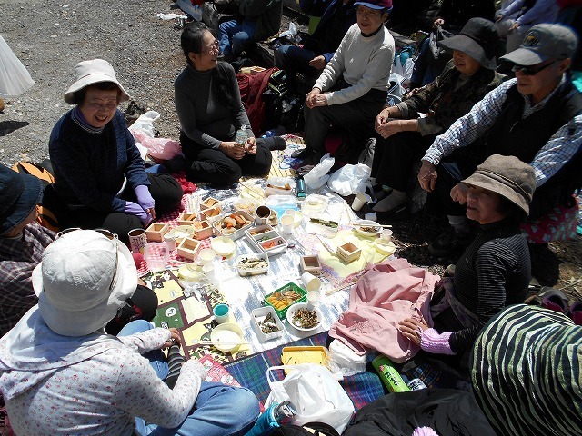 [写真]小梨平で持ち寄りの小宴会を楽しむ松本市内の山友達女性グループ