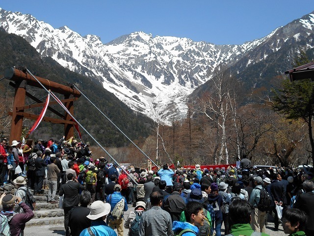 [写真]今年の山行への期待も膨らんだ開山祭