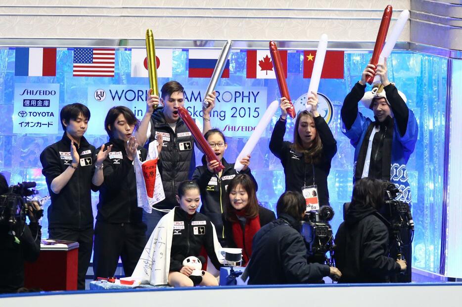 女子FSの宮原知子を囲む日本チーム＝2015年4月18日（写真：伊藤真吾/アフロスポーツ）