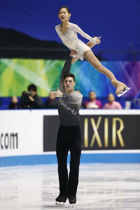 ペアのFSの古賀亜美とフランシス・ブードローオデ＝2015年4月18日（写真：伊藤真吾/アフロスポーツ）