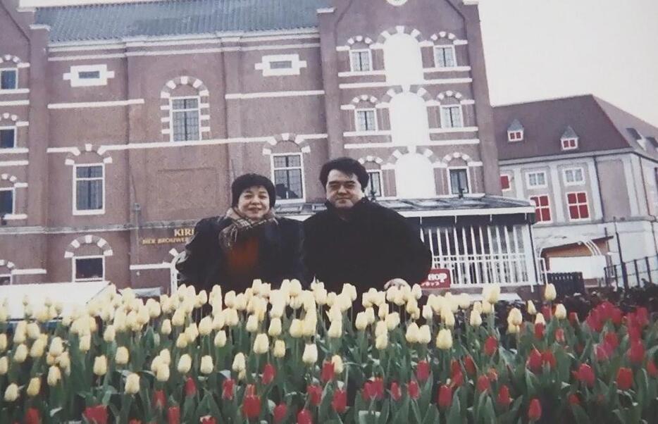 [写真]事故の直前、夫の浩志さん（右）と旅行先の長崎ハウステンボスで撮った記念写真。これが最後の写真となった