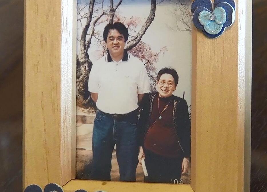 [写真]夫の浩志さん（左）と母の淳子さん