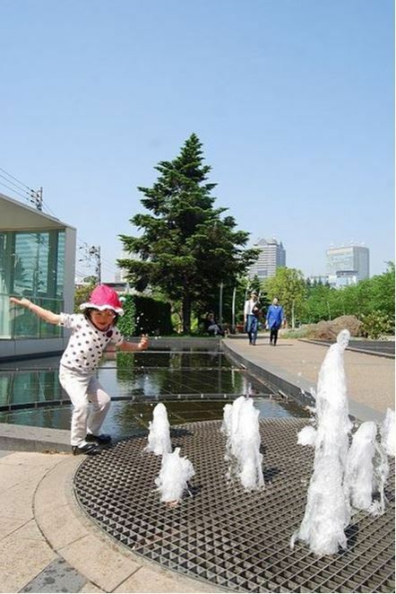 噴水で遊ぶ子ども（東京ミッドタウンで）