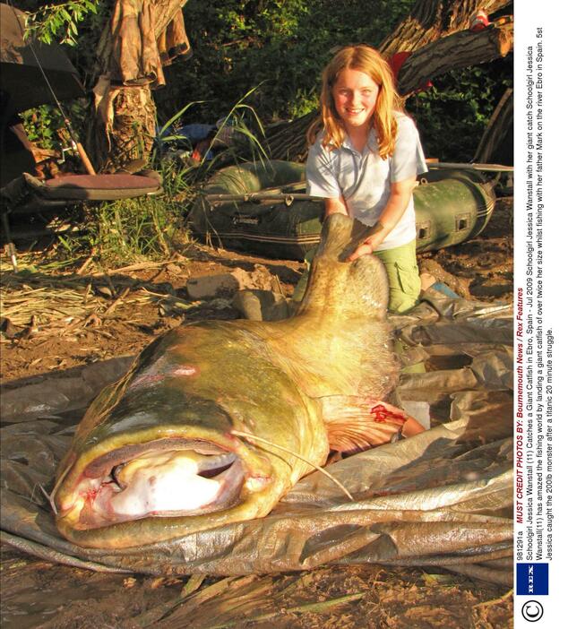 スペインで少女が巨大魚捕まえる＝2009年7月15日（写真：Rex Features/アフロ）