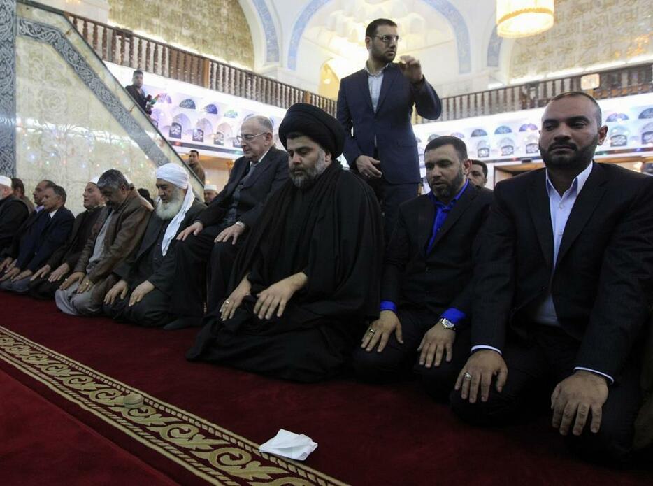 [写真]揃って礼拝に出席するイスラム教スンニ派とシーア派の指導者（ロイター/アフロ、2013年1月撮影）
