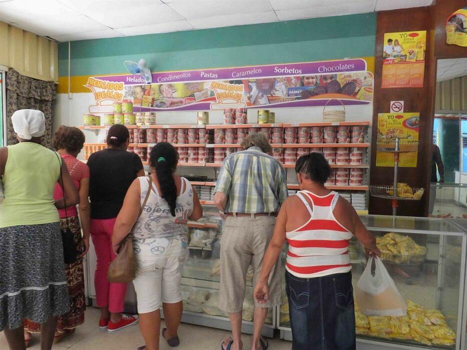 [写真]キューバ南東部の都市、サンチャゴ・デ・クーバにある商店の棚。量はあるが種類は少ない
