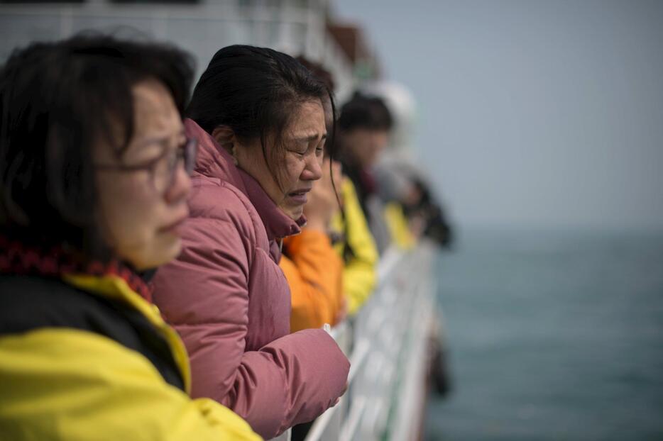 沈没した海域で泣く遺族＝2015年4月15日（写真：代表撮影/ロイター/アフロ）