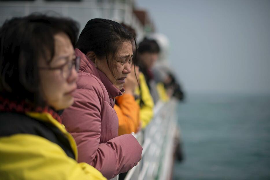 沈没した海域で泣く遺族＝2015年4月15日（写真：代表撮影/ロイター/アフロ）