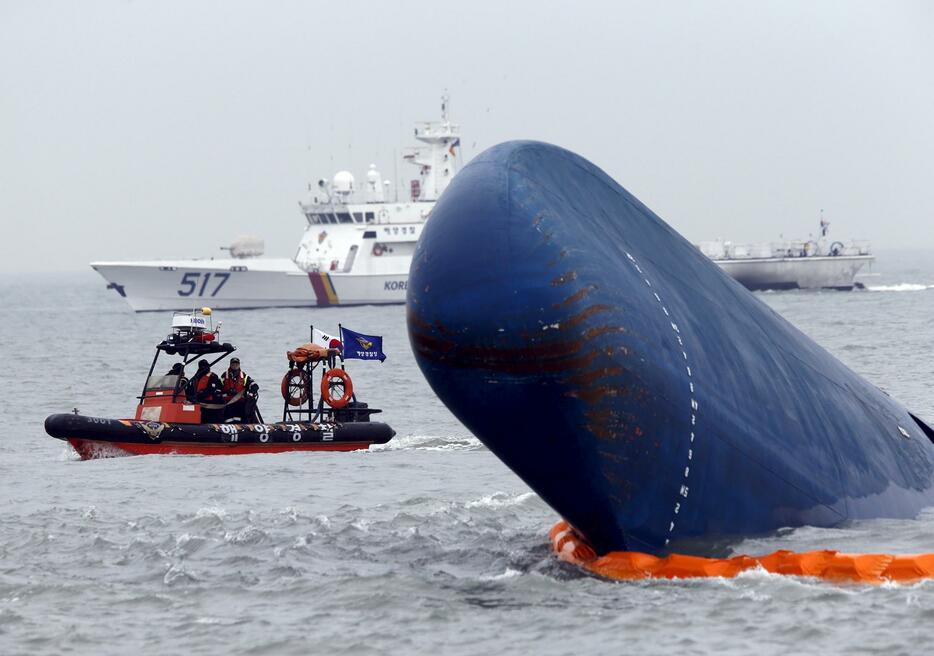 2014年4月のセウォル号沈没事故当時の様子（資料写真：ロイター/アフロ）