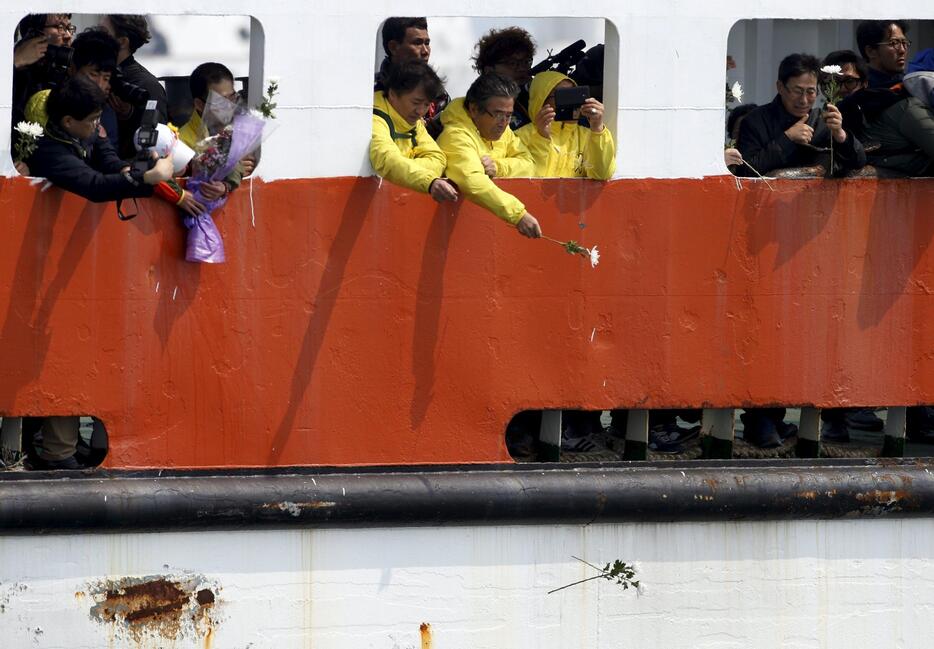 海に花を手向ける遺族ら＝2015年4月15日（写真：ロイター/アフロ）