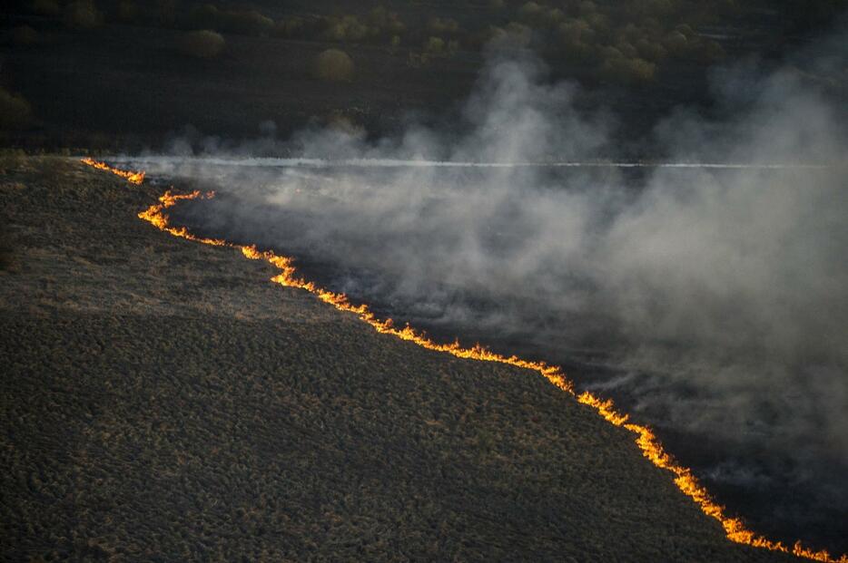 一帯に広がる火の手＝2015年4月28日（写真：代表撮影/ロイター/アフロ）