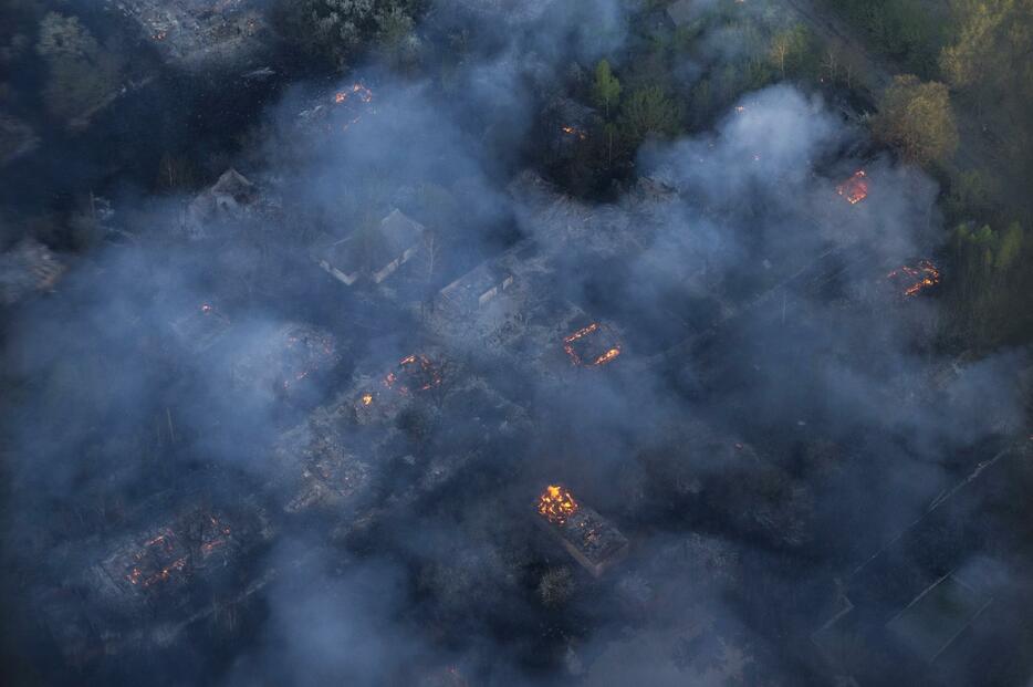 ヘリコプターの窓から見た延焼地域＝2015年4月28日（写真：代表撮影/ロイター/アフロ）