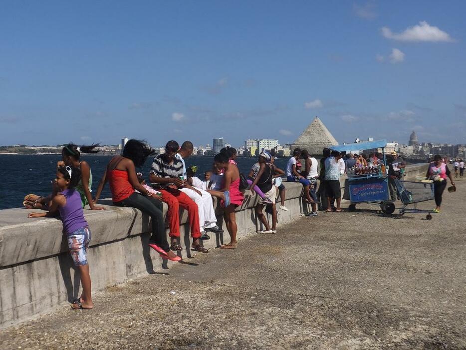 [写真]ハバナのマレコン（海岸）通り。地元の人びとの憩いの場で、観光客もたくさん歩いている