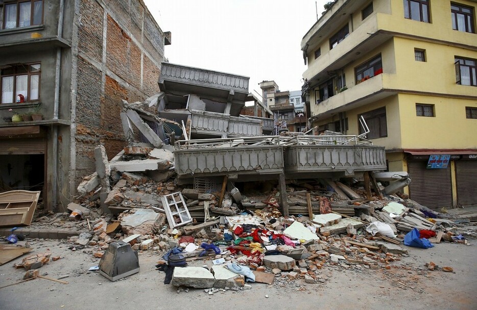 [写真]ネパール地震で被害を受けた家屋（ロイター・アフロ）