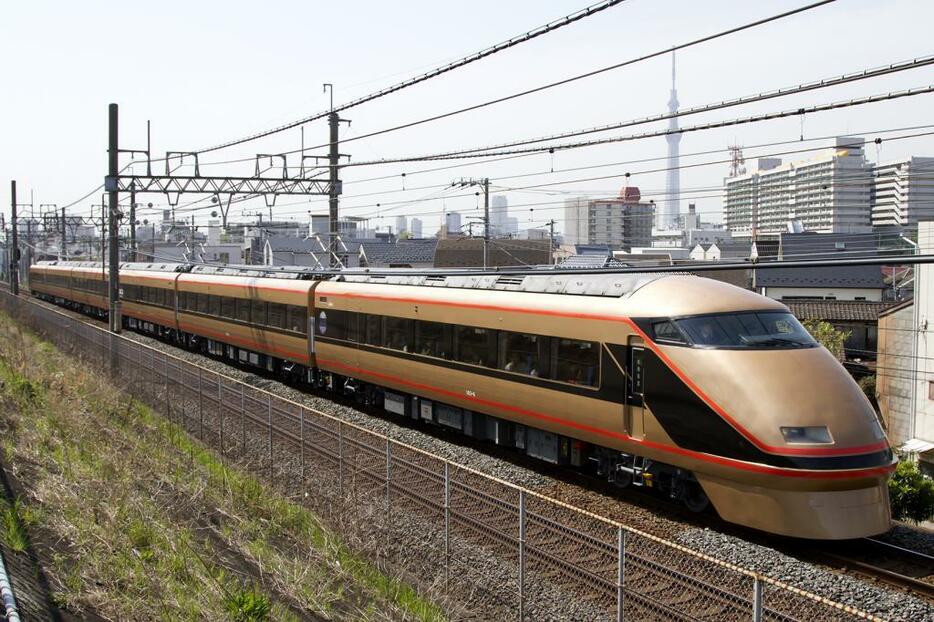 [写真]東武鉄道の金色の特急列車（撮影：小山英之）