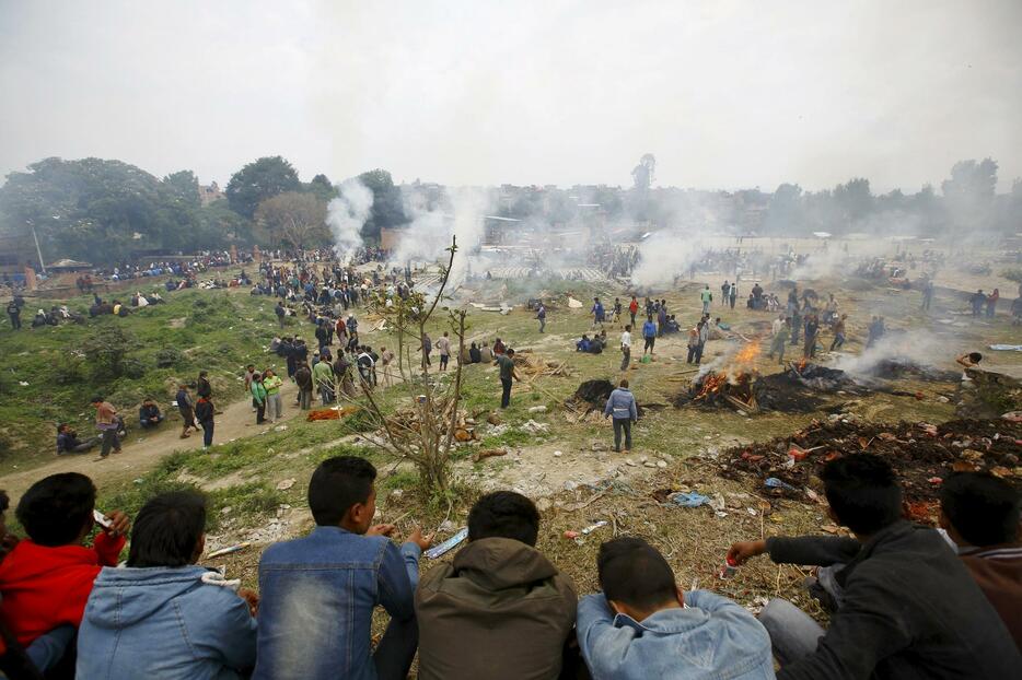 地震の犠牲者の遺体を火葬する人々＝2015年4月26日（写真：ロイター/アフロ）