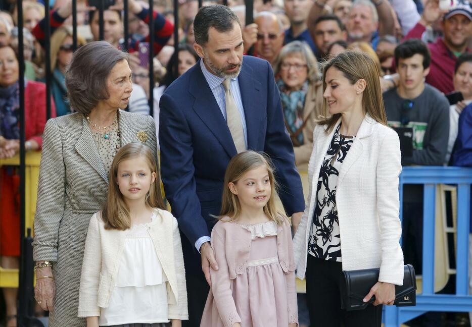 スペイン王室・レオノール王女とソフィア王女＝2015年4月05日（写真：ロイター/アフロ）