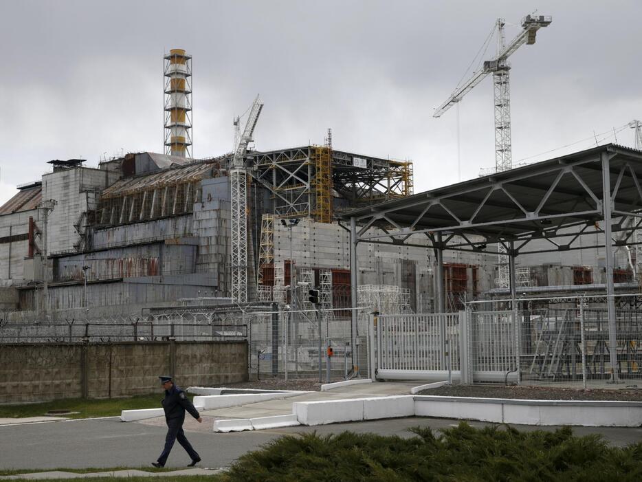 事故を起こした4号機をコンクリートで閉じ込めた「石棺」＝2015年4月21日（写真：ロイター/アフロ）