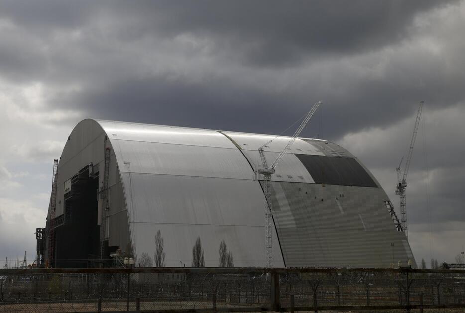 「石棺」を覆うために建設が進むシェルター＝2015年4月21日（写真：ロイター/アフロ）