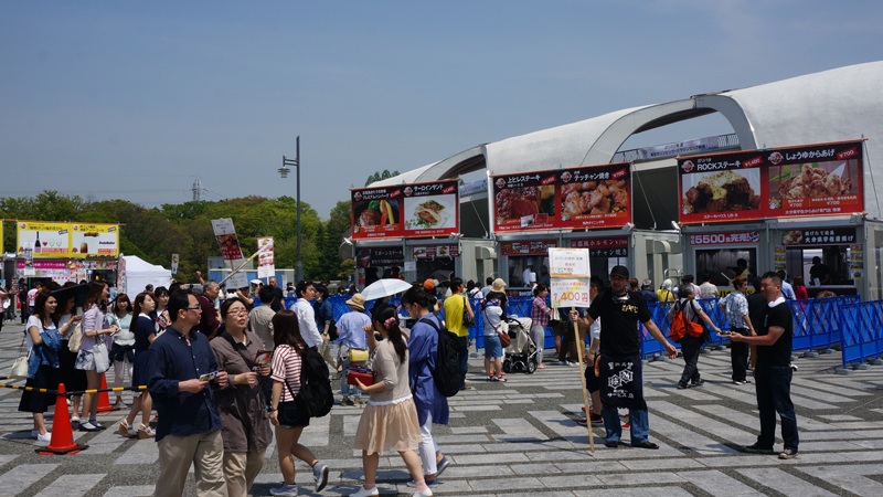 [写真]駒沢オリンピック公園で開催されている「肉フェス」