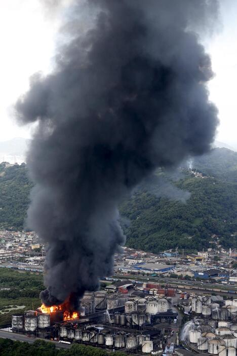 上空まで広がる黒煙＝2015年4月2日（ロイター/アフロ）