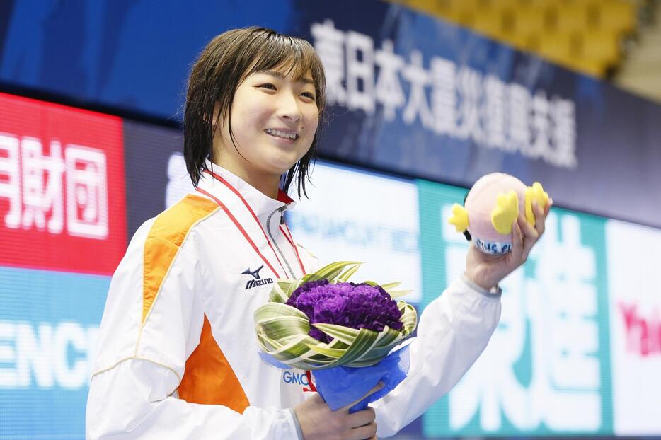 表彰式で笑顔を見せる池江璃花子＝2015年4月9日（写真：長田洋平/アフロスポーツ）