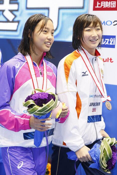 リラックスした表情の今井月と池江璃花子＝2015年4月9日（写真：長田洋平/アフロスポーツ）