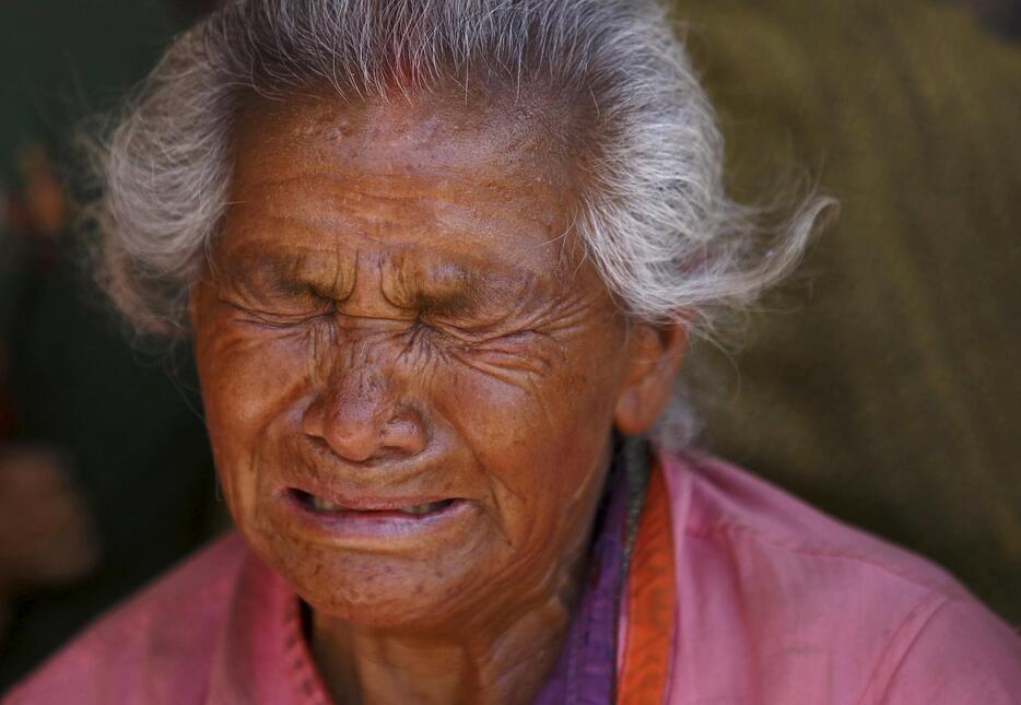 孫娘を地震でなくし、嘆きにくれる女性＝2015年4月27日（写真：ロイター/アフロ）