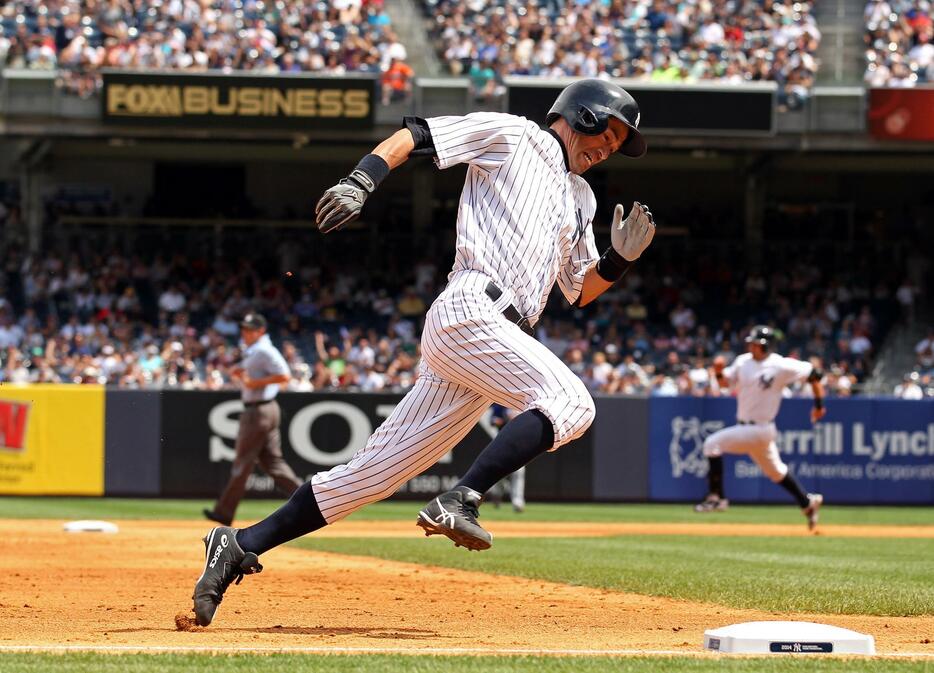 3塁ベースを駆け抜けるヤンキース時代のイチロー＝2014年7月24日（写真：USA TODAY Sports/アフロ）