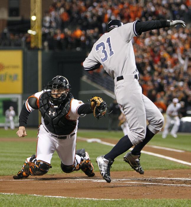 2012 MLB ディビジョンシリーズ 捕手のタッチをかわす＝2012年10月8日（写真：ロイター/アフロ）