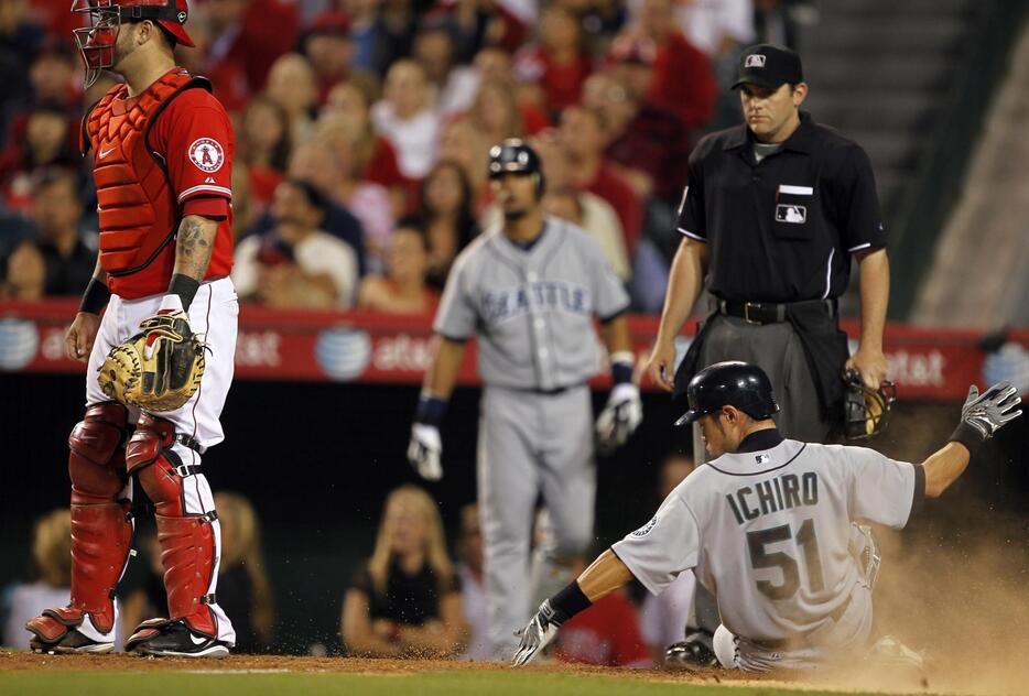 左手で本塁にタッチするイチロー＝2010年5月28日（写真：ロイター/アフロ）