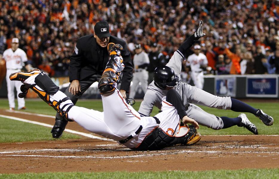 2012 MLB ディビジョンシリーズ 捕手を越えて本塁にタッチ＝2012年10月8日（写真：ロイター/アフロ）