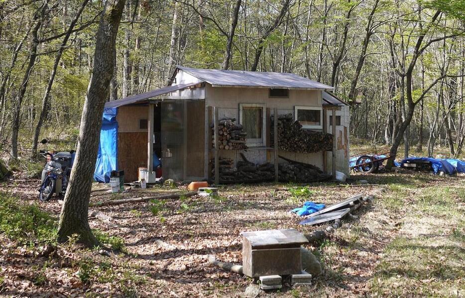 [写真]高村さんが自力で建てた山梨県内の小屋（2015年4月現在、高村さん提供）