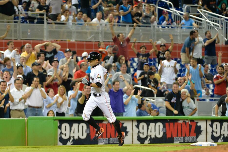 ファンの声援の中、悠々と3塁を回るイチロー＝2015年4月29日（写真：USA TODAY Sports/アフロ）