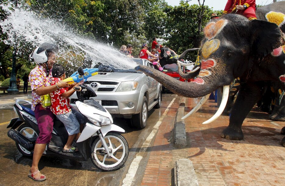 ゾウも放水＝2015年4月10日（写真：ロイター/アフロ）