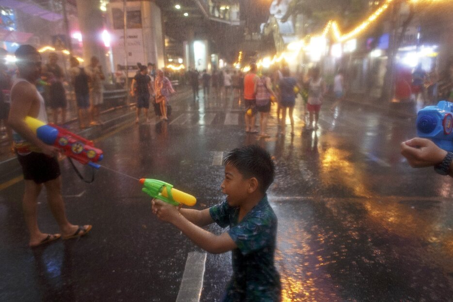 水鉄砲をかまえる子供＝2015年4月12日（写真：ロイター/アフロ）